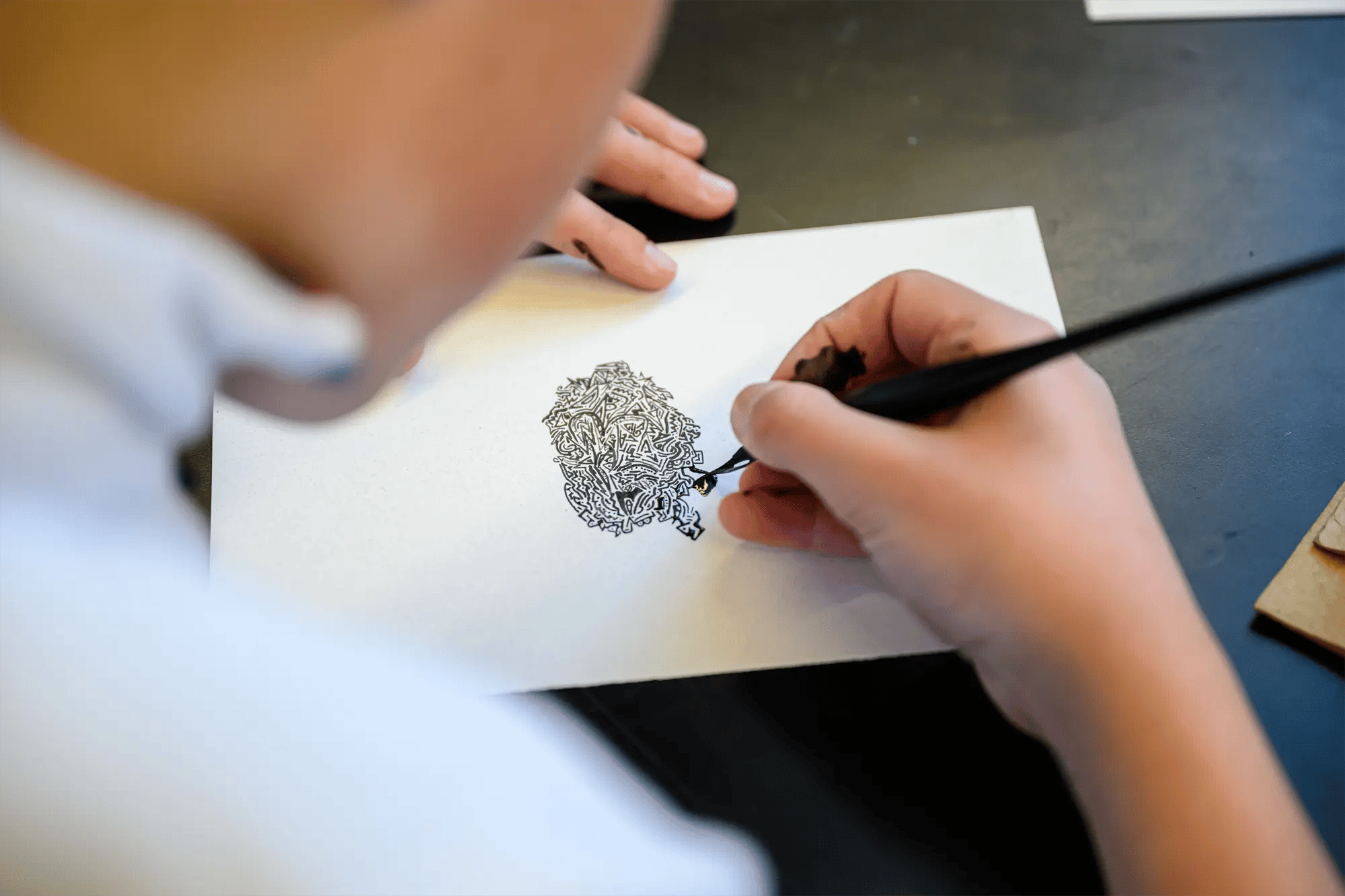 Primer plano de manos dibujando con tinta