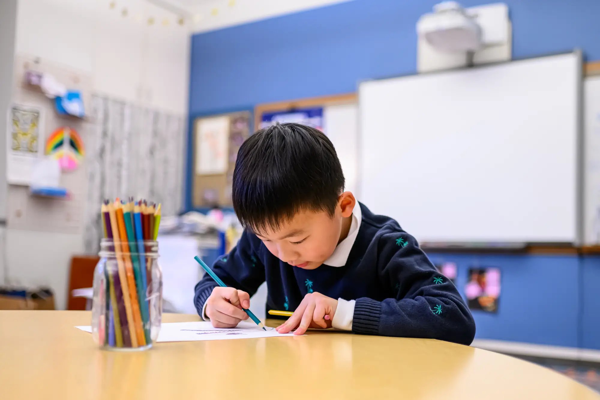 un niño escribe en clase