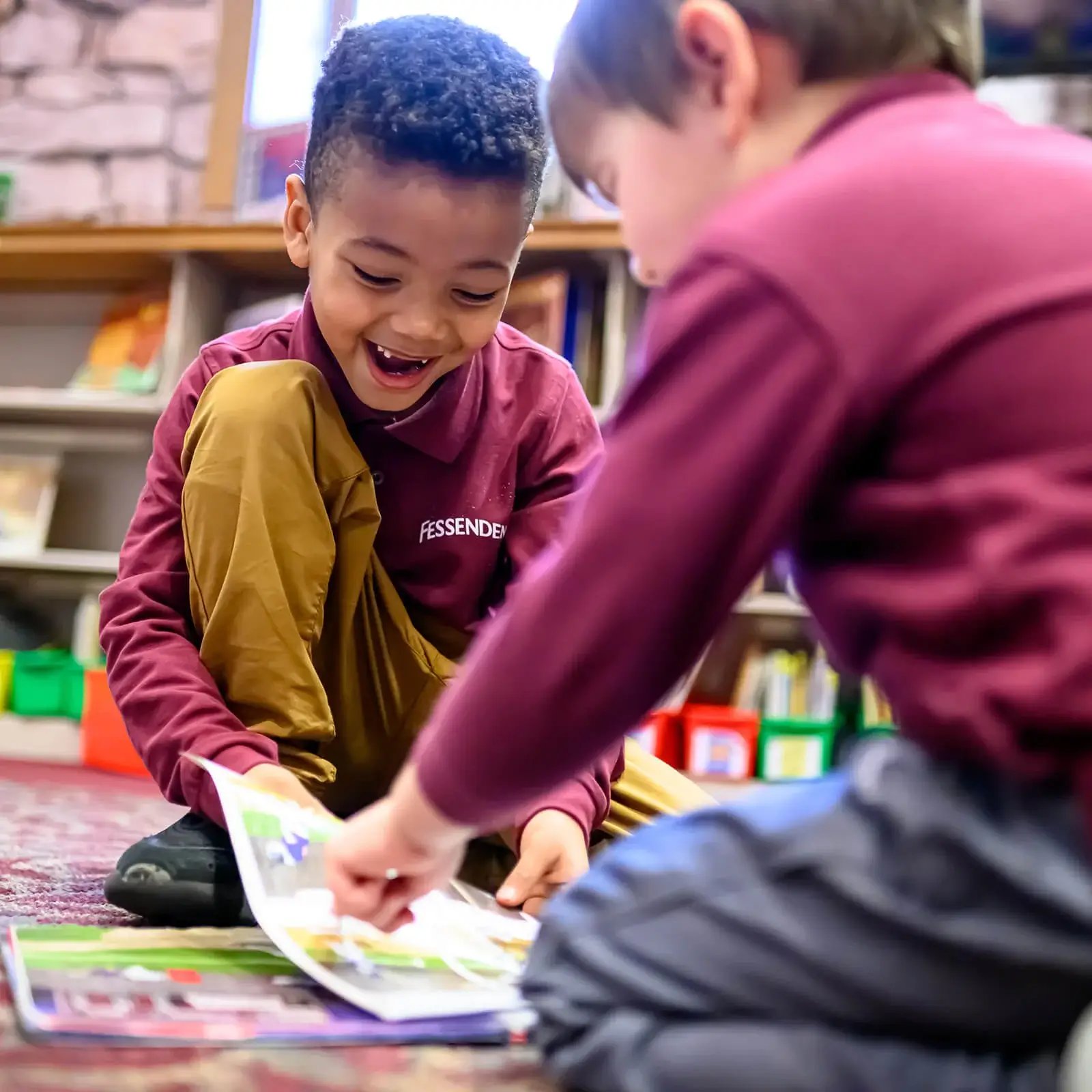 Dos niños leyendo juntos