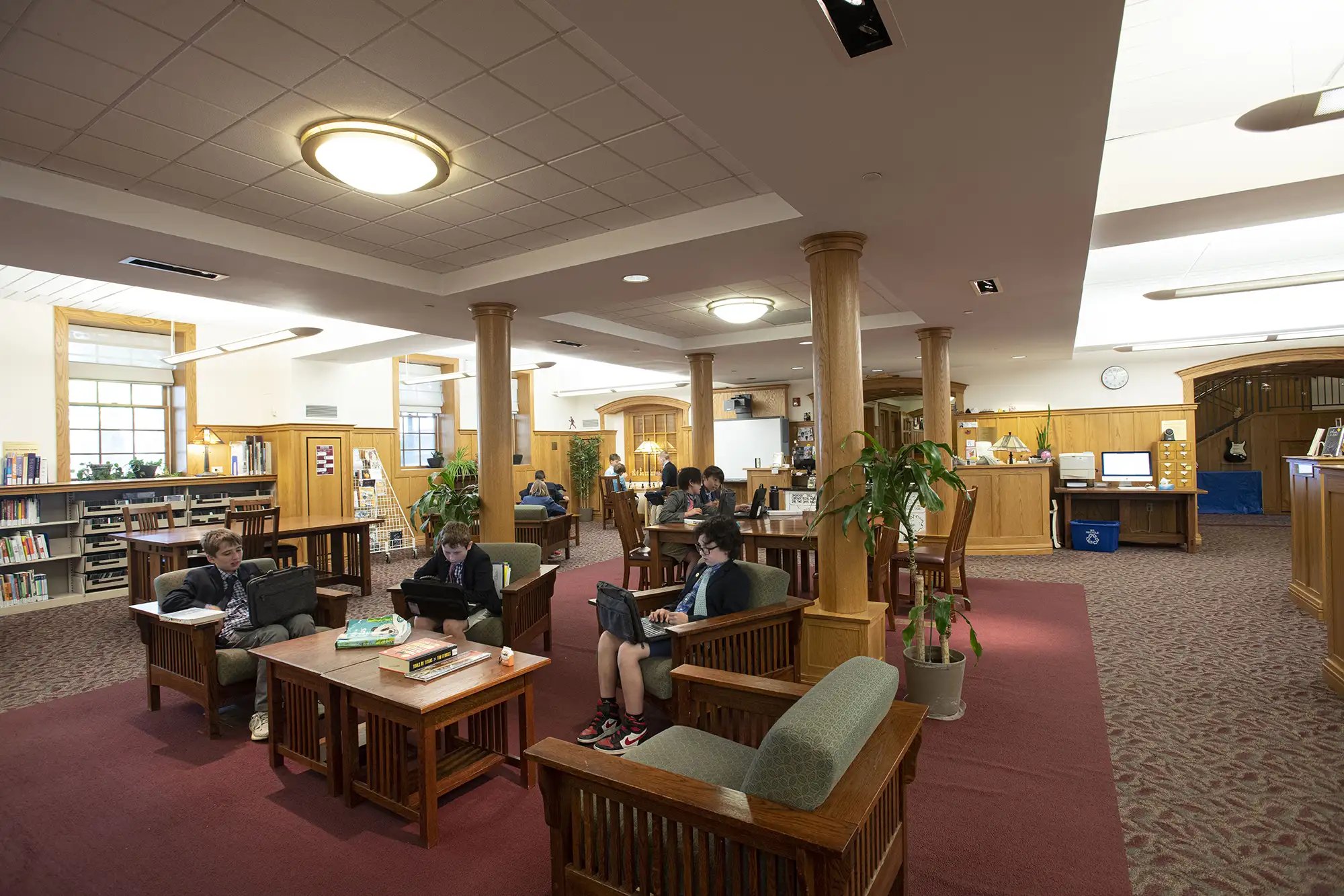 Estudiantes leyendo y estudiando en la Biblioteca Wheeler
