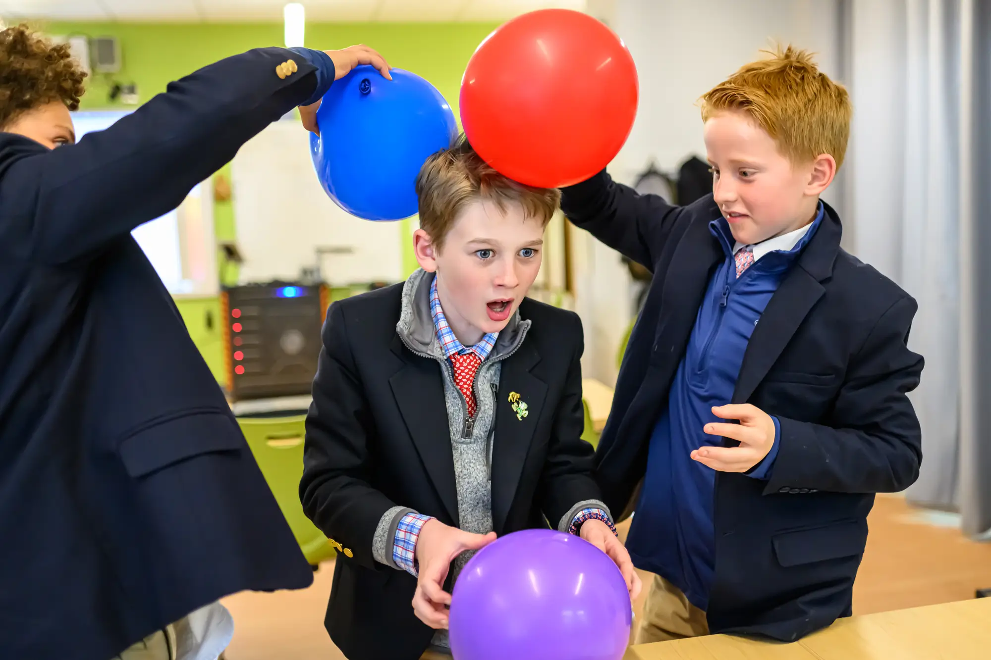 tres niños usan globos para crear estática